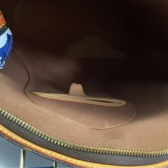 Louis Vuitton Bags - Picture 10 of 15